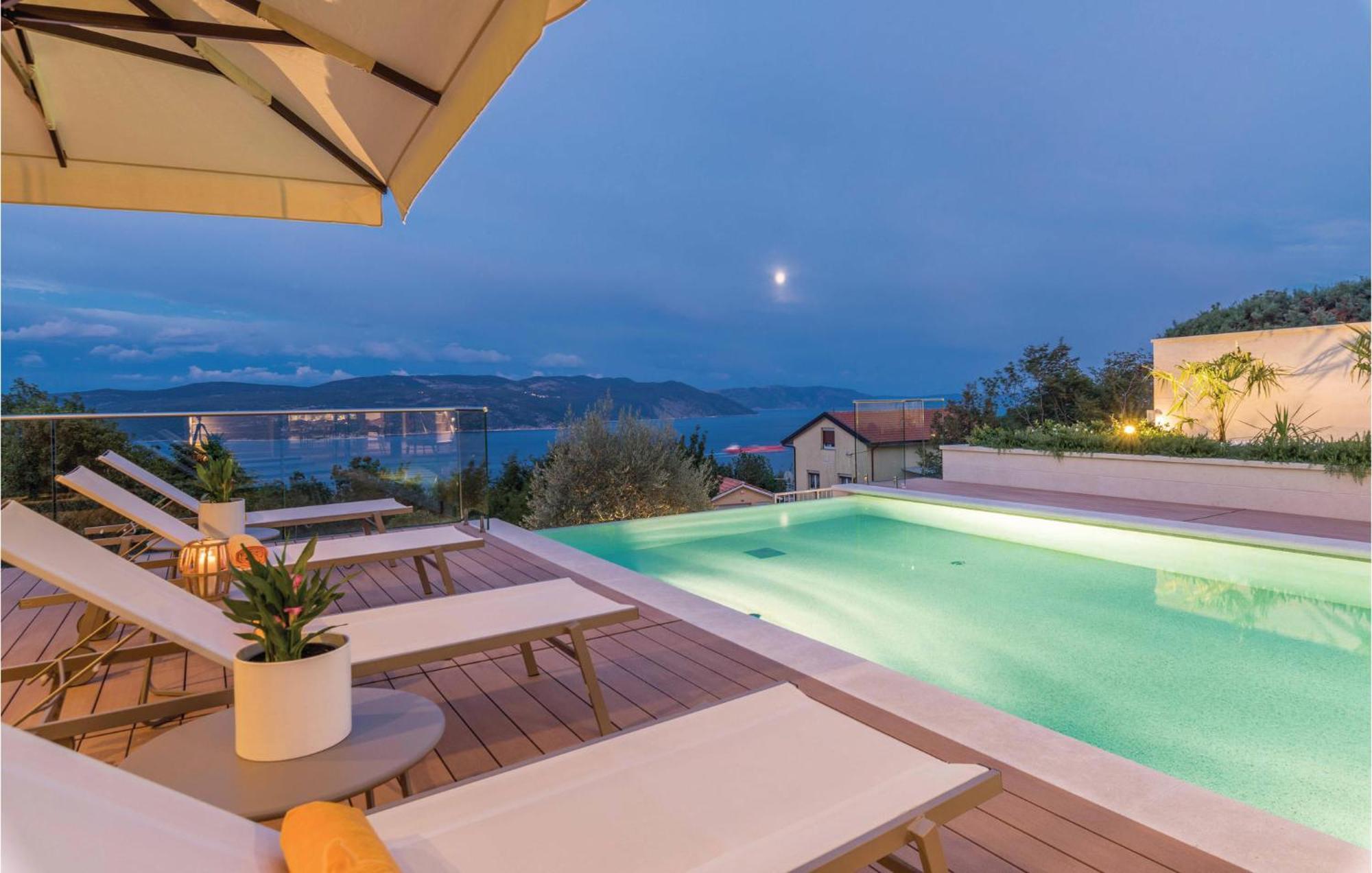 Nice Apartment In Plomin With Jacuzzi Екстериор снимка