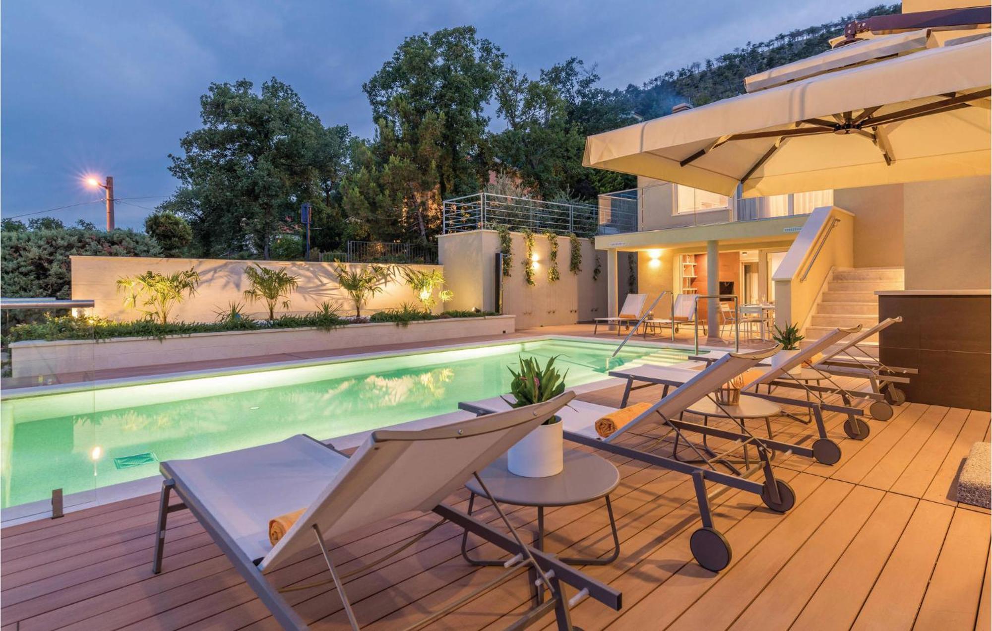 Nice Apartment In Plomin With Jacuzzi Екстериор снимка