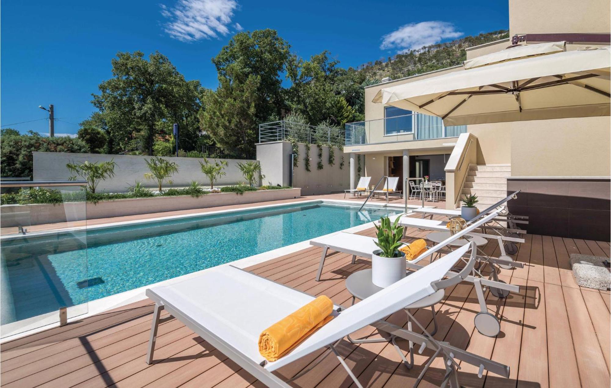 Nice Apartment In Plomin With Jacuzzi Екстериор снимка