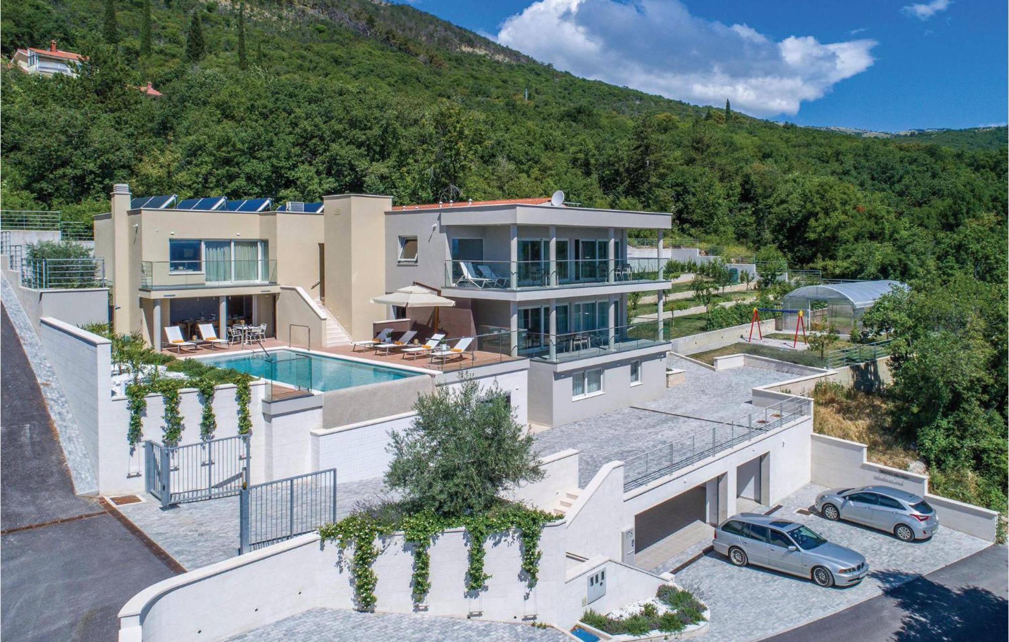 Nice Apartment In Plomin With Jacuzzi Екстериор снимка