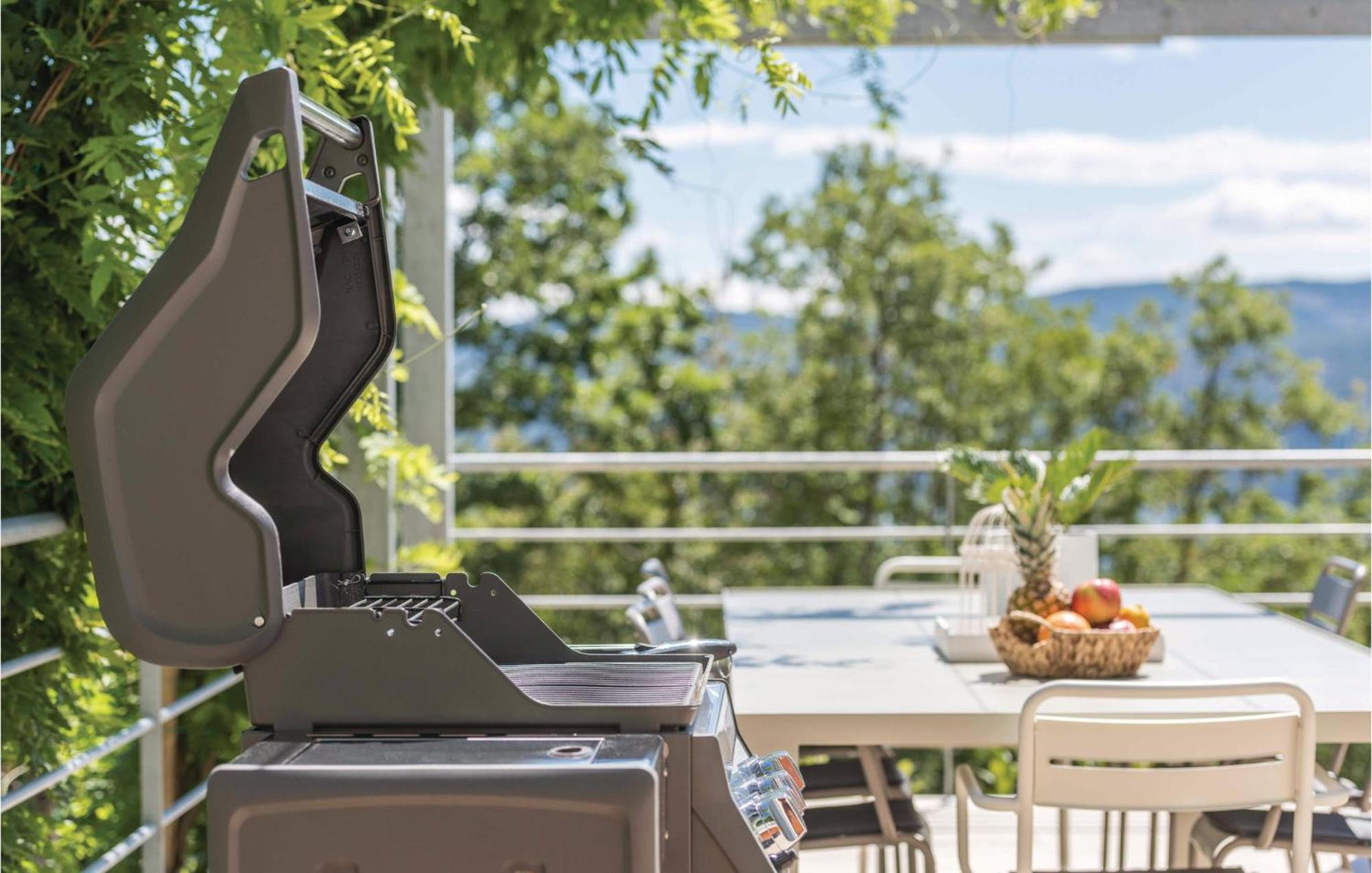 Nice Apartment In Plomin With Jacuzzi Екстериор снимка