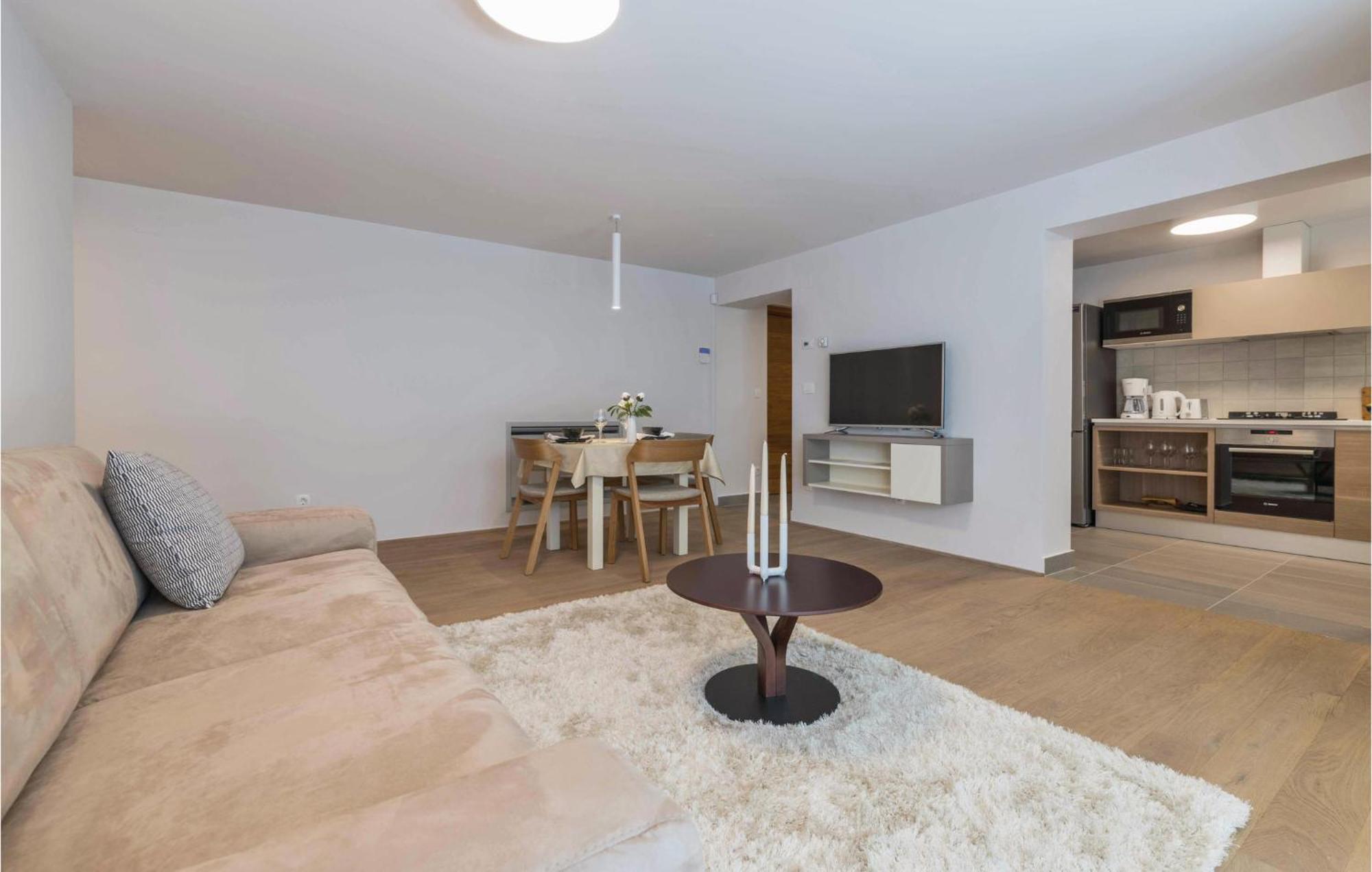 Nice Apartment In Plomin With Jacuzzi Екстериор снимка