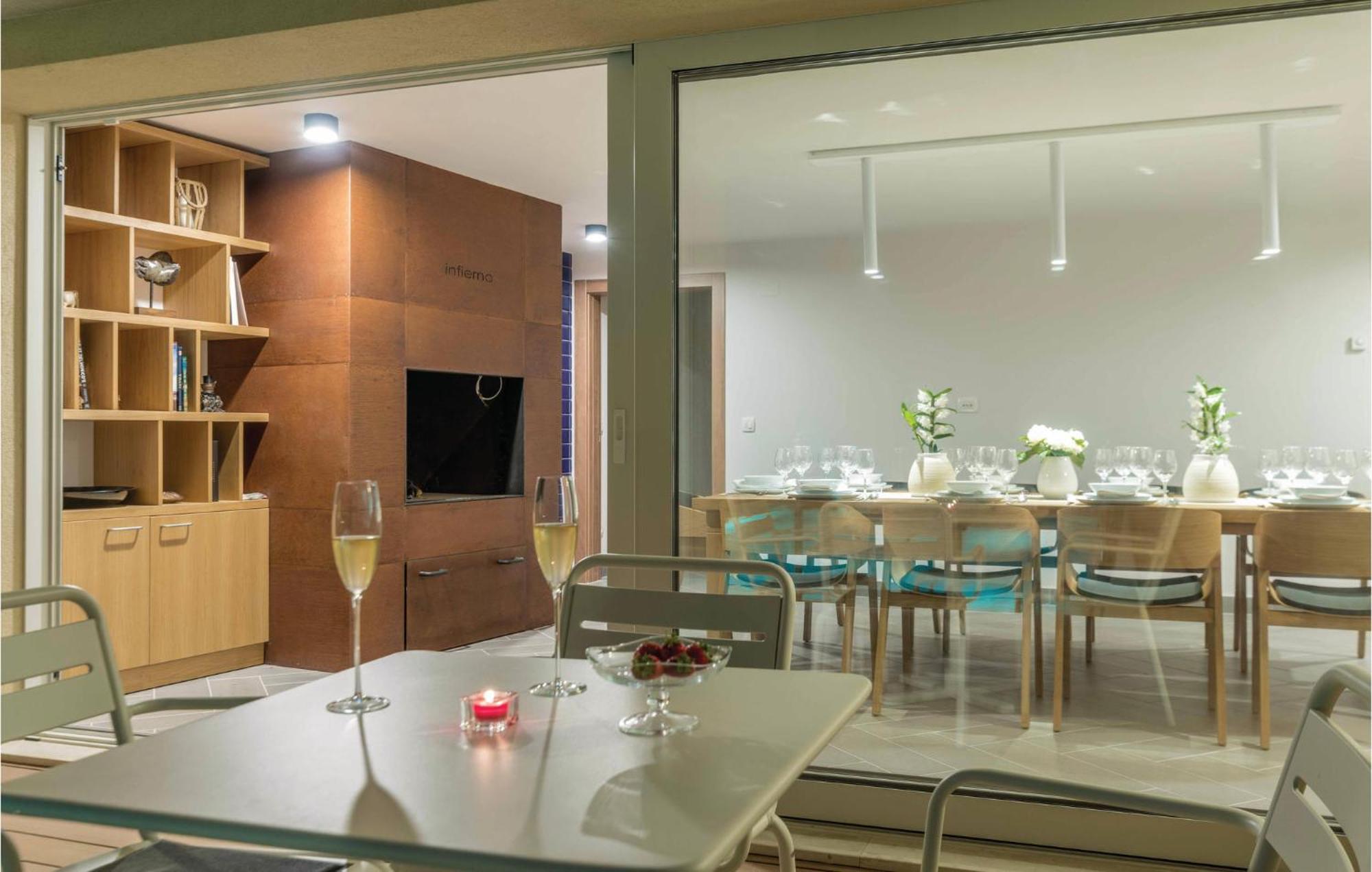 Nice Apartment In Plomin With Jacuzzi Екстериор снимка