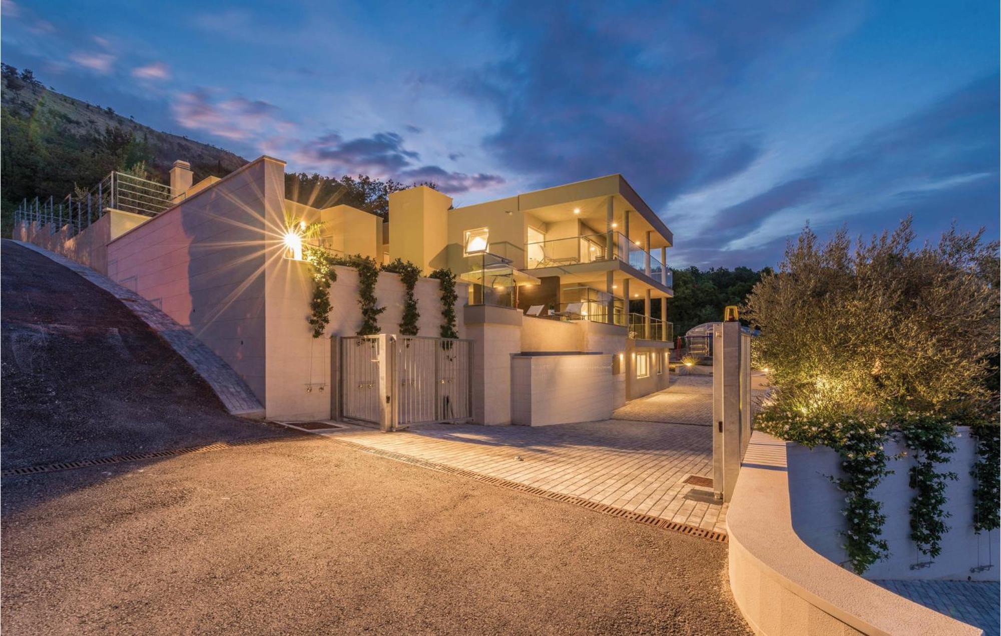 Nice Apartment In Plomin With Jacuzzi Екстериор снимка